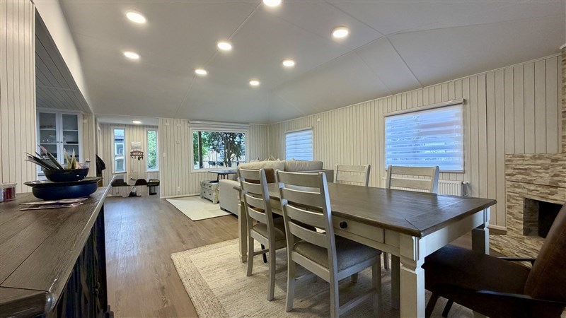 Casa Luis Uribe 494 — living con chimenea de piedra