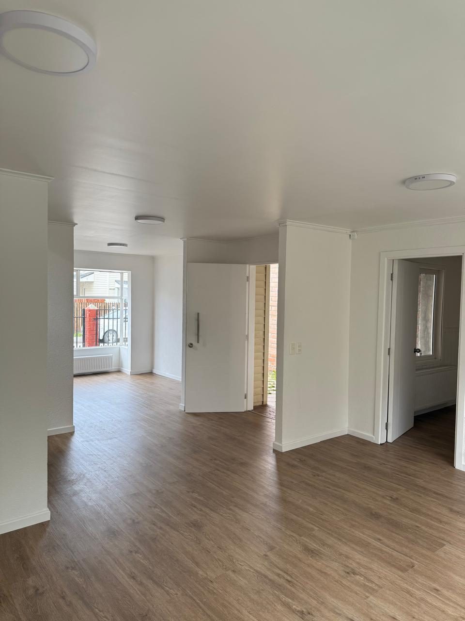 Living con salida al patio