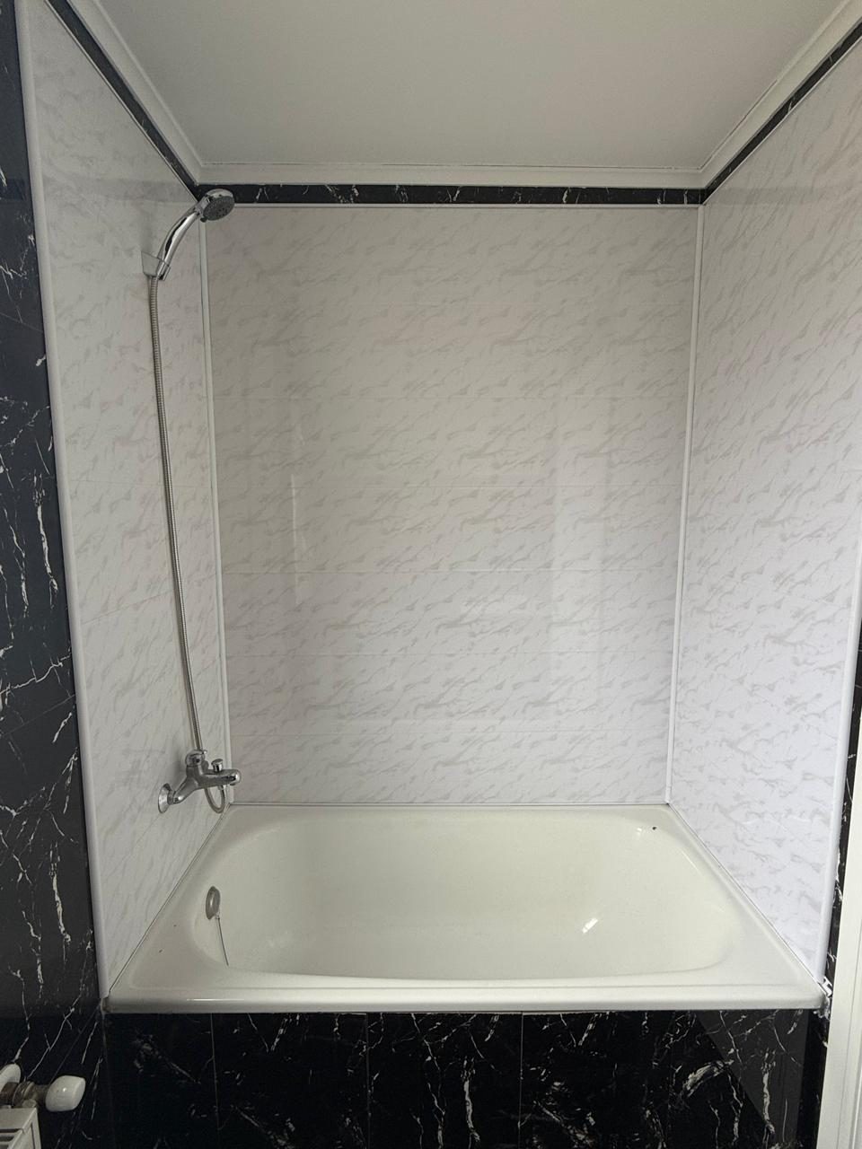 Tina en baño mármol