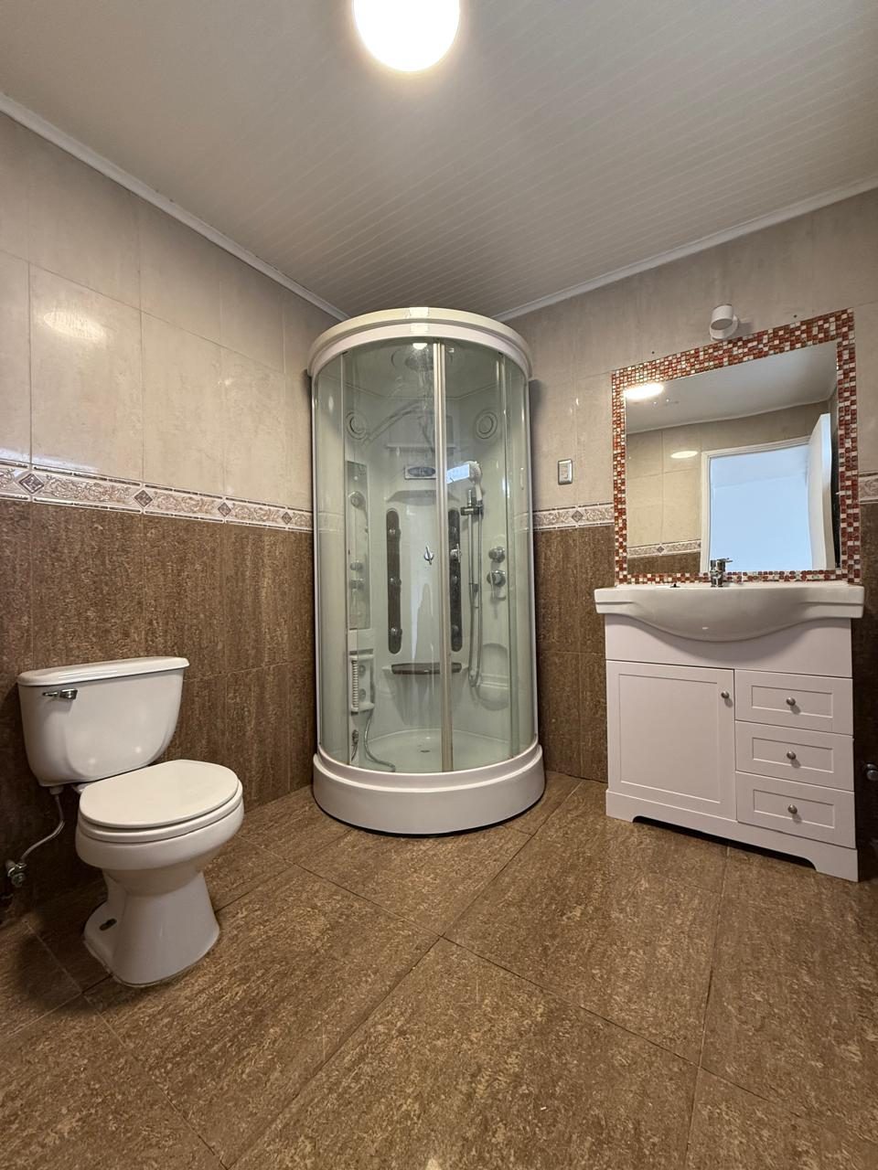 Baño del quincho con cabina