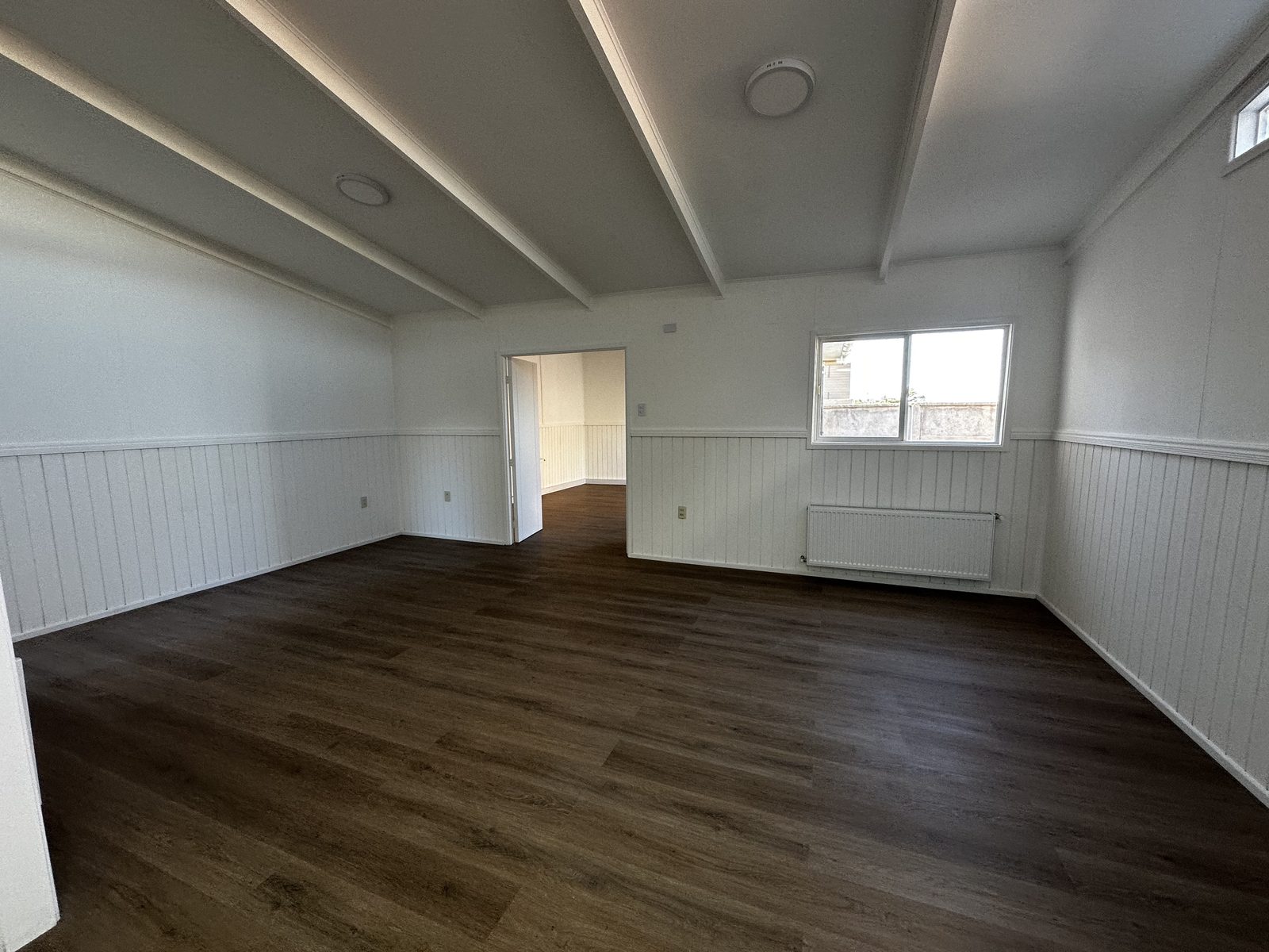 Sala con vigas vistas