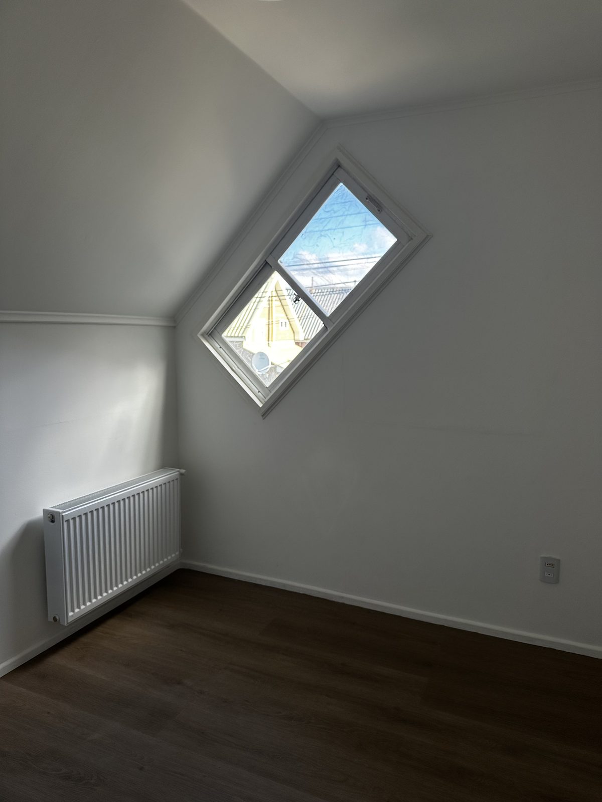 Dormitorio con ventana decorativa